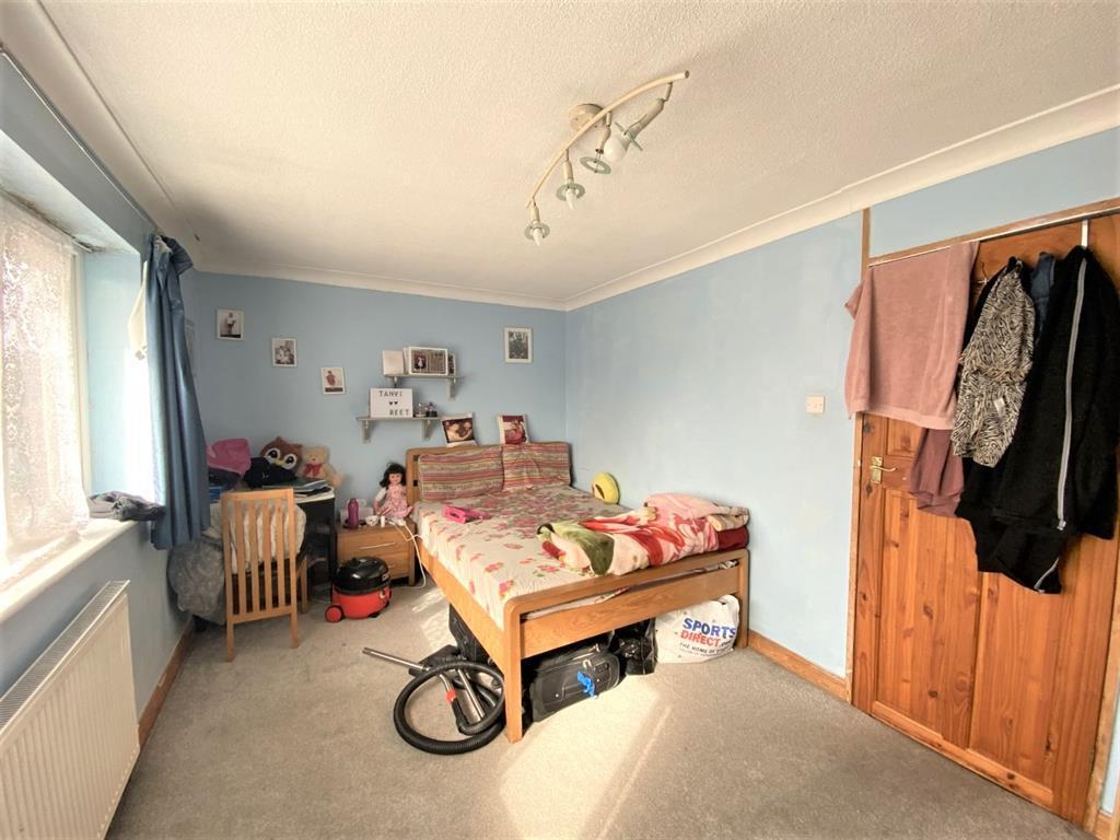 Cranford Drive, Hayes, UB3 4LG 2 bed terraced house £415,000