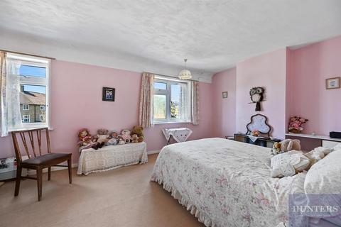 18 Evesham Green, Morden, SM4 6PW