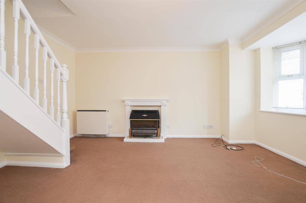Falmouth Close, Eastbourne 2 bed terraced house £900 pcm (£208 pw)