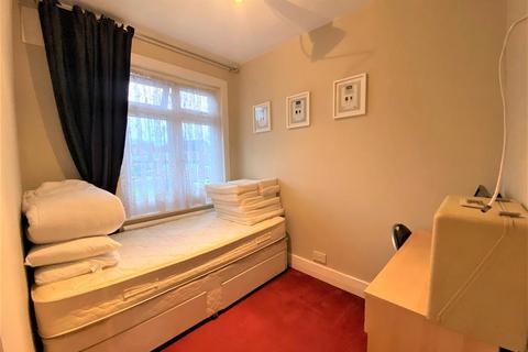 17 Manton Close, Hayes, UB3 2BA
