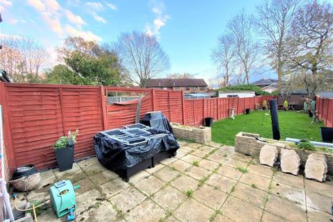 17 Manton Close, Hayes, UB3 2BA