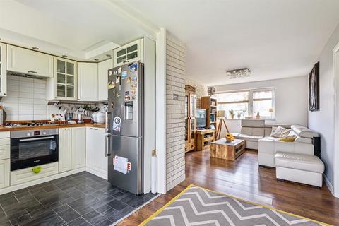 1 Dallega Close, Hayes, UB3 1ED