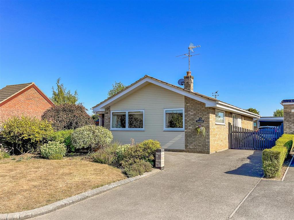 Castle Road, Hadleigh, Ipswich 2 bed detached bungalow £385,000