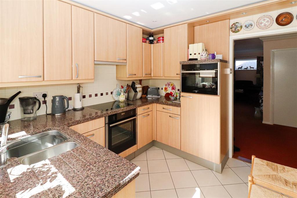 Castle Road, Hadleigh, Ipswich 2 bed detached bungalow £385,000