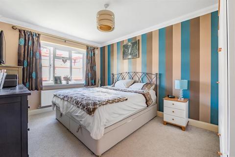 17 Blenheim Close, Greenford, UB6 8ET