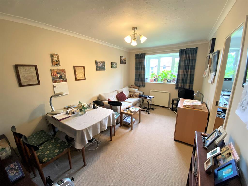 Willenhall Drive, Hayes, Middlesex, UB3 2UX 1 bed flat £169,950