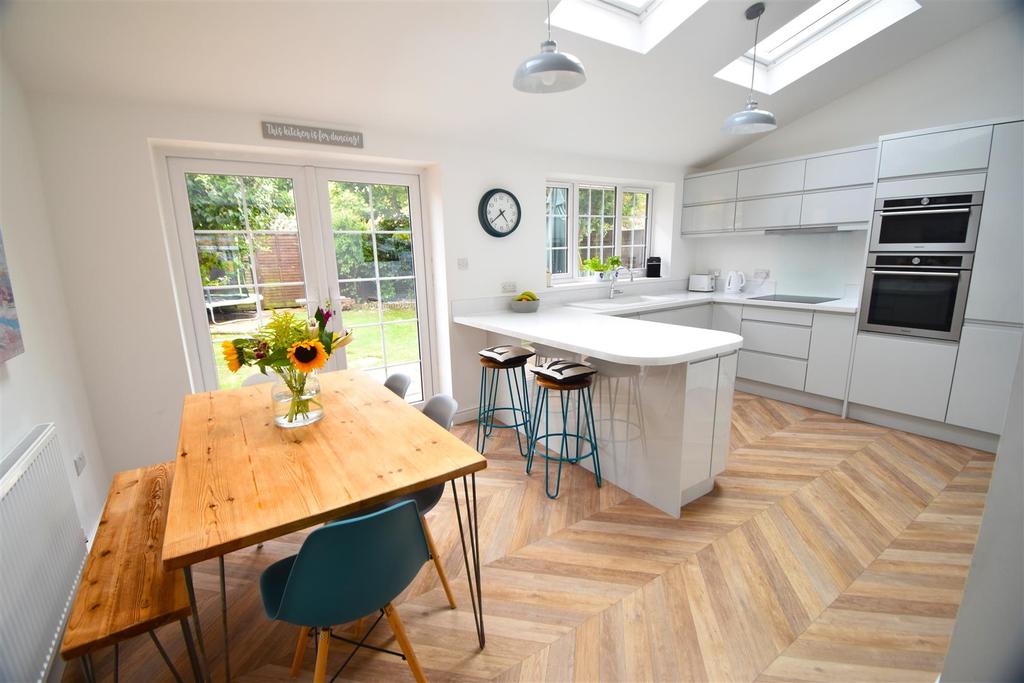 Merlin Park, Portishead 3 bed detached house £420,000