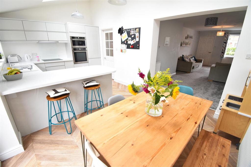 Merlin Park, Portishead 3 bed detached house £420,000