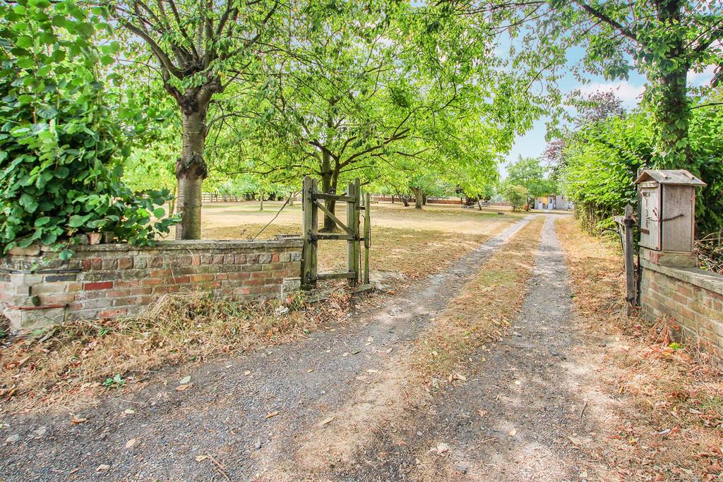 Crow Green Road, Pilgrims Hatch... 2 bed detached bungalow £850,000