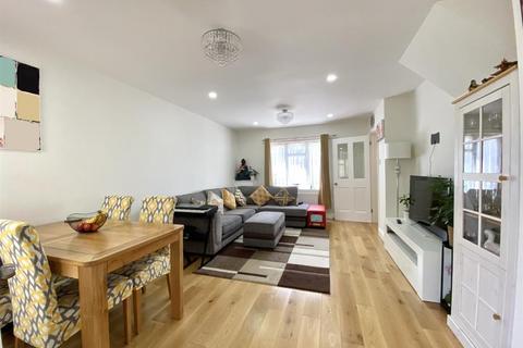 20 Nelson Close, Uxbridge, UB10 0PX