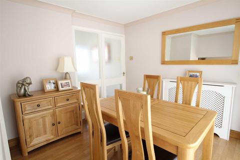 4 Brookdale Avenue, Flint, CH6 5RB