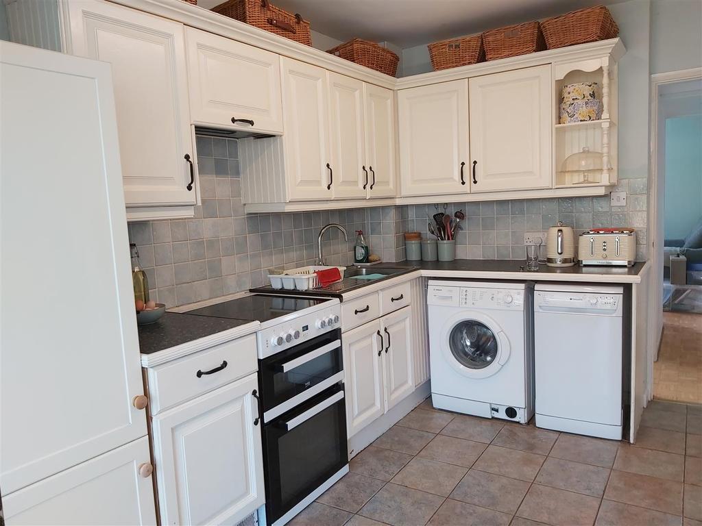 4 Wychwood Drive kitchen.jpg