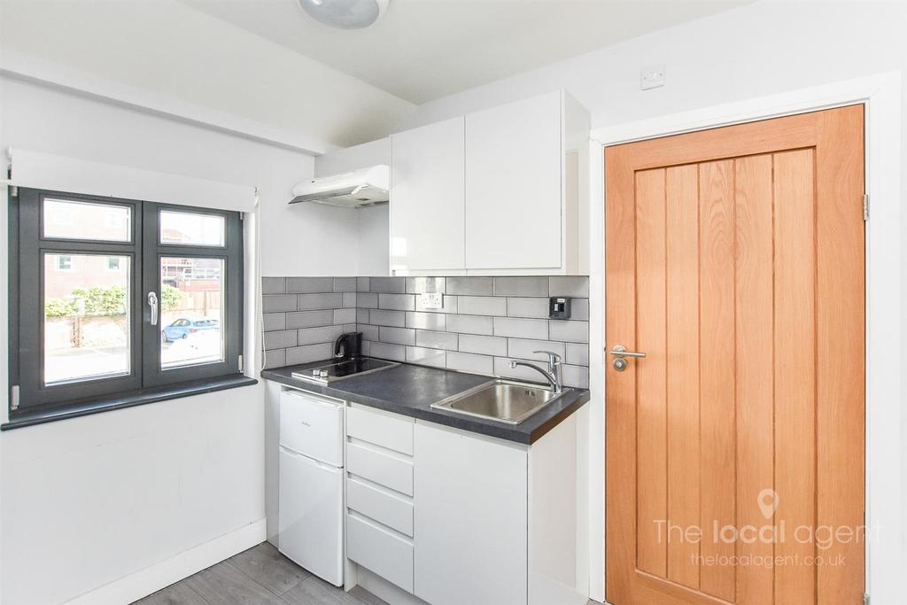 63 Dorking Road, Epsom Studio £900 pcm (£208 pw)