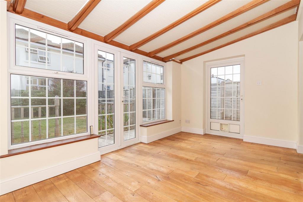 Selden Lane, Worthing 3 bed semidetached house £1,600 pcm (£369 pw)