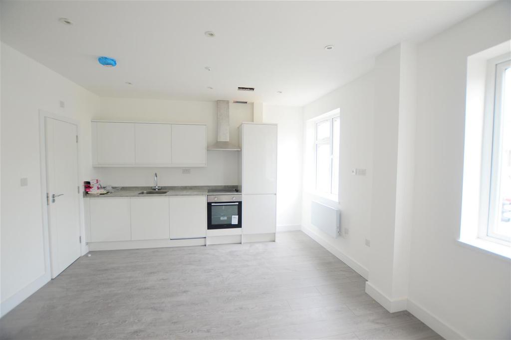 Ambassador House, Farnham Road, Slough Studio £725 pcm (£167 pw)