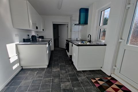 4 bedroom end of terrace house to rent - Portland Street, Beeston, NG9 2LP