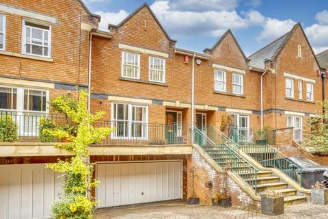 30 Chapel Square, Virginia Water, GU25 4SZ