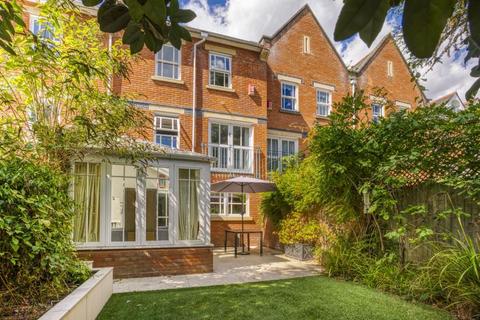 30 Chapel Square, Virginia Water, GU25 4SZ