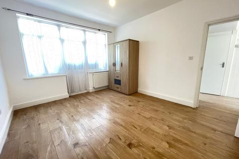 4 bedroom end of terrace house to rent, Crownfield Avenue, Newbury Park, IG2