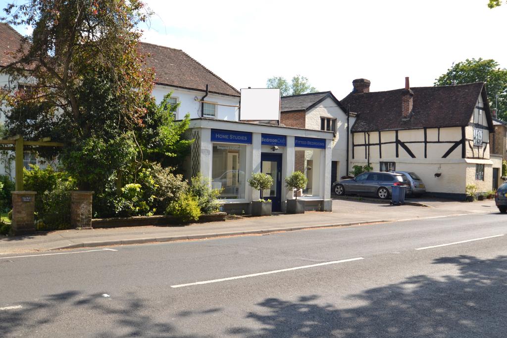 Portsmouth Road, Godalming, Surrey, GU8 4 bed semidetached house £