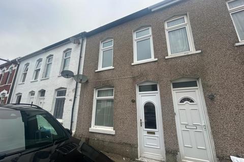 3 bedroom terraced house to rent, Bell Street, Barry