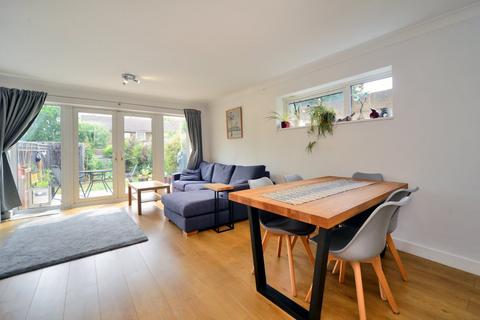 16 Handside Close, Worcester Park, KT4 8QG