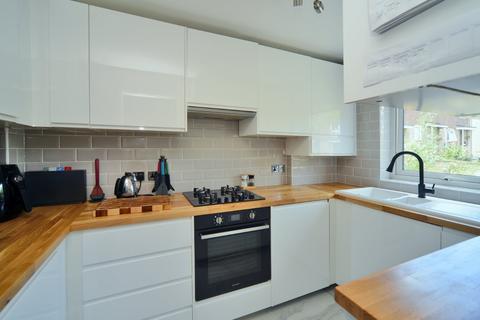 16 Handside Close, Worcester Park, KT4 8QG