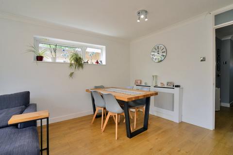 16 Handside Close, Worcester Park, KT4 8QG