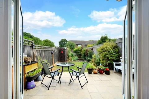 16 Handside Close, Worcester Park, KT4 8QG