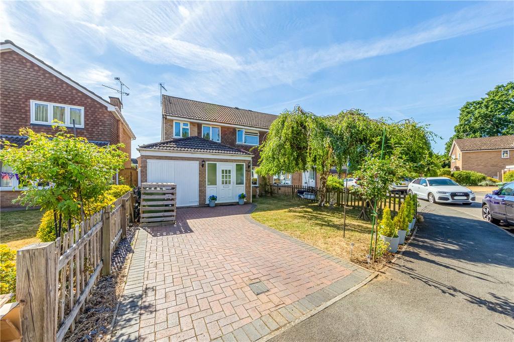 Alzey Gardens, Harpenden, Hertfordshire 4 bed semidetached house for