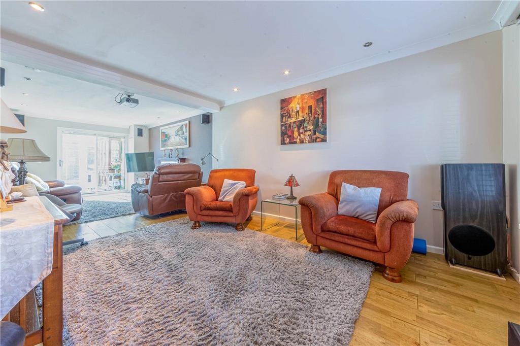 Alzey Gardens, Harpenden, Hertfordshire 4 bed semidetached house for