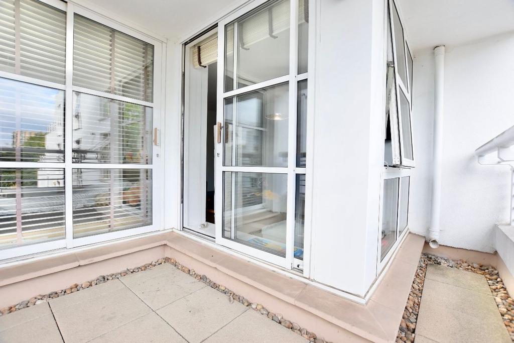 Barrier Point Road, E16 2 bed apartment £2,100 pcm (£485 pw)