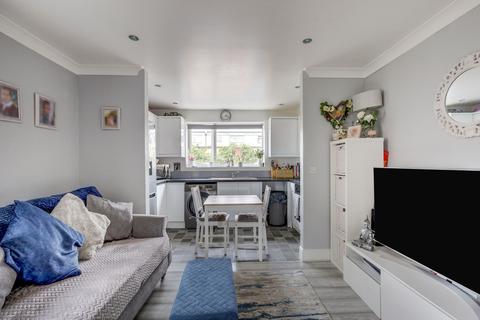 2 bedroom flat for sale - Oak Road South, Benfleet, SS7
