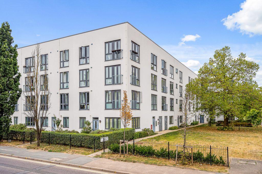 Broadwater Road, Welwyn Garden City, Hertfordshire AL7 3BZ 1 bed flat