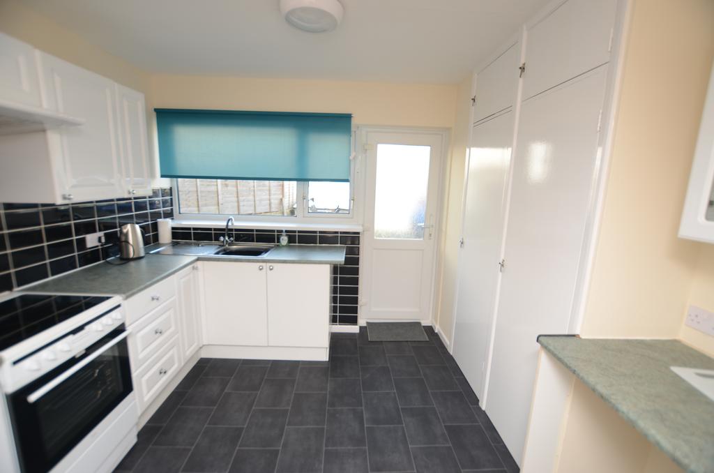 Locarno Avenue, Paignton 2 bed apartment £825 pcm (£190 pw)