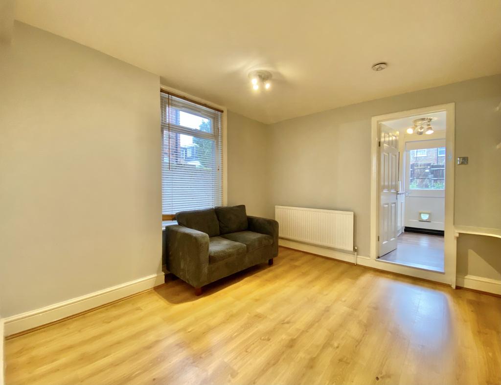 Albert Road, London NW4 2 bed flat £1,400 pcm (£323 pw)