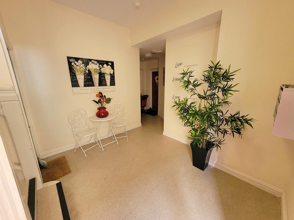 LOUGHER GARDENS, PORTHCAWL, CF36 3BJ 2 bed apartment £249,000