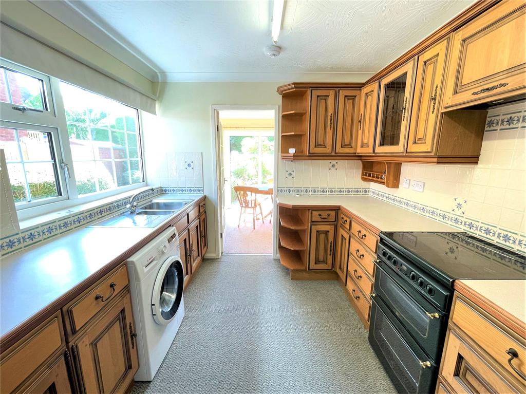 Poplar Road, Barnfields, Newtown, Powys, SY16 3 bed detached house £