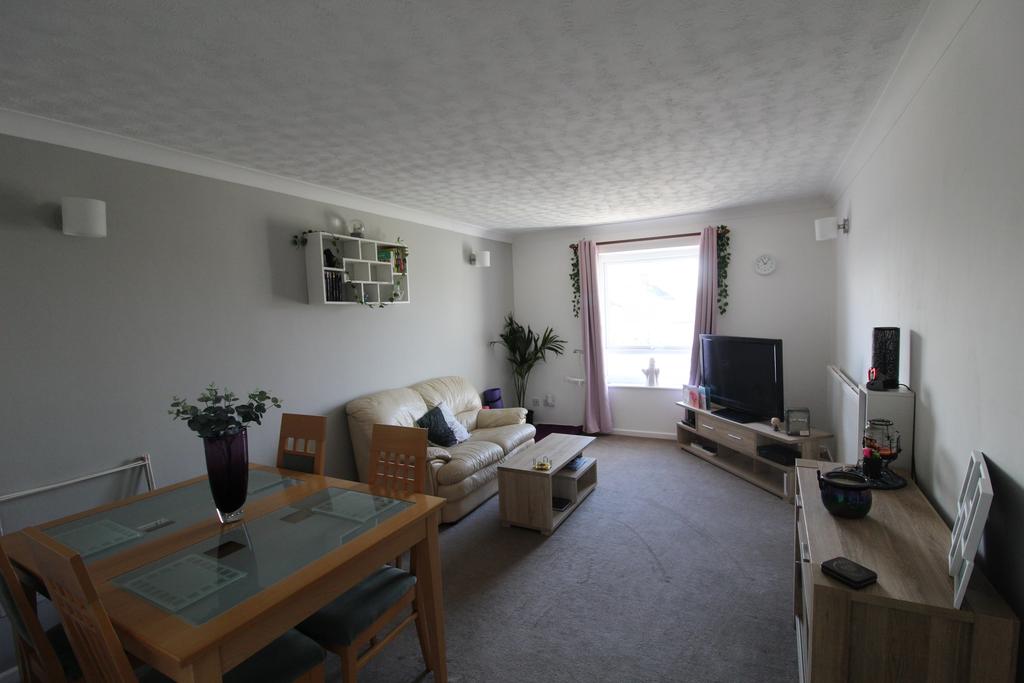 Fairmile Road, Christchurch, BH23 2 bed flat £205,000