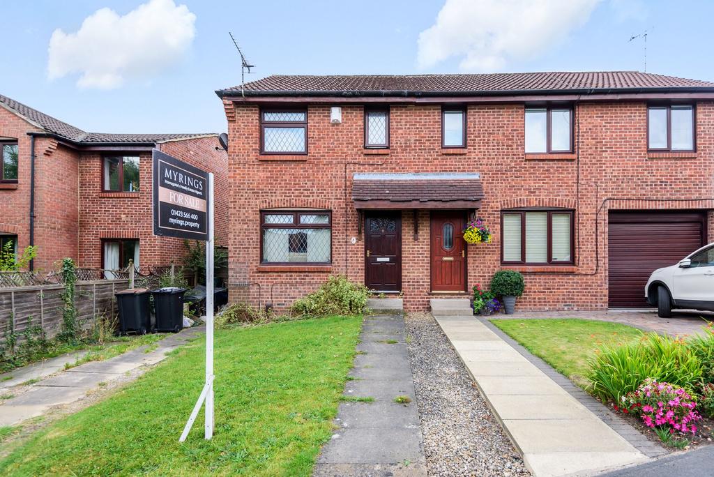 Norwood Grove, Harrogate, HG3 2 bed semidetached house for sale £200,000