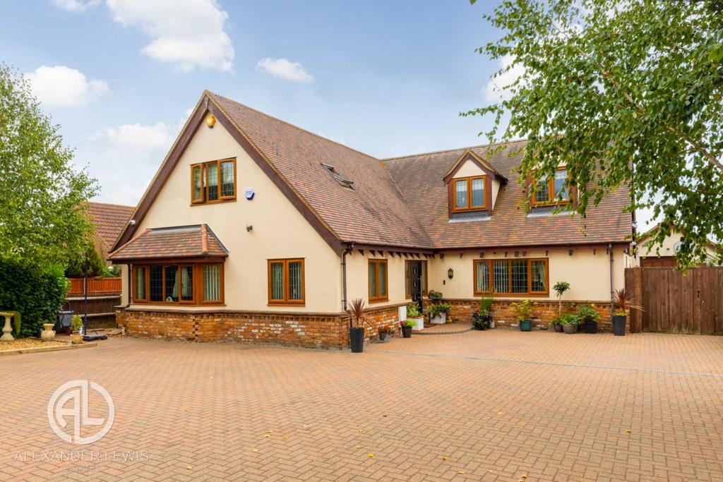 Biggleswade Road, Upper Caldecote, SG18 9BD 5 bed detached house £875,000
