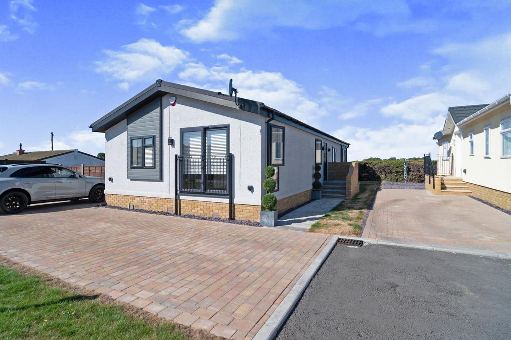 Royale Dunton Court, Brentwood... 2 bed park home £310,000