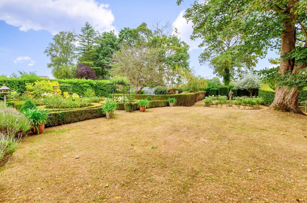Skates Hill, Glemsford, Sudbury, Suffolk, CO10 4 bed detached house for