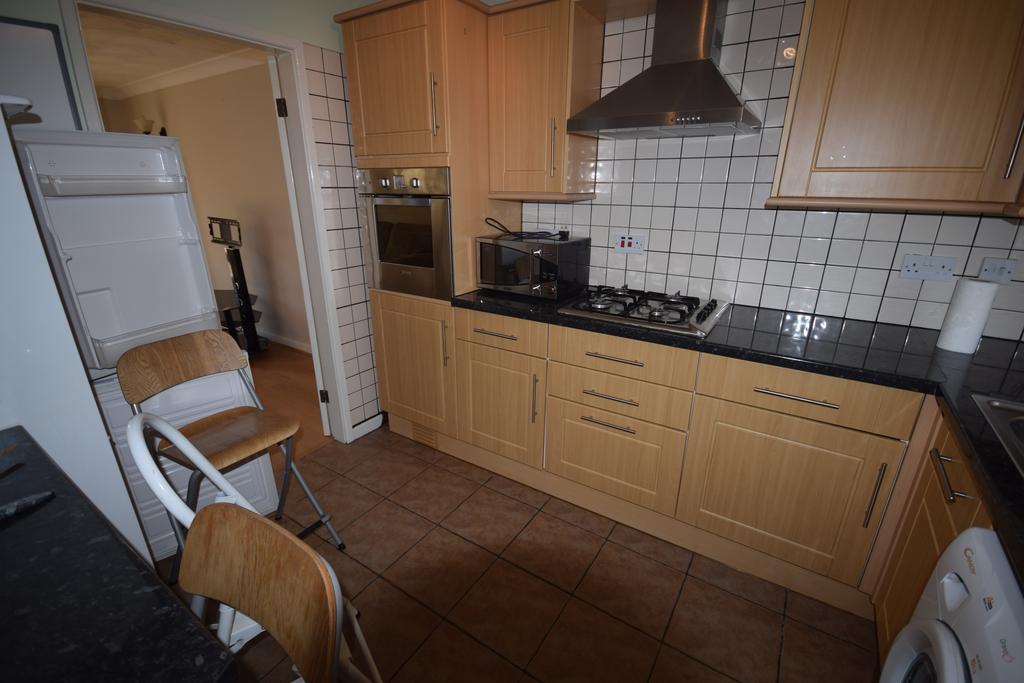 Hall Street, Rhosllanerchrugog, LL14 2 bed semidetached house £650