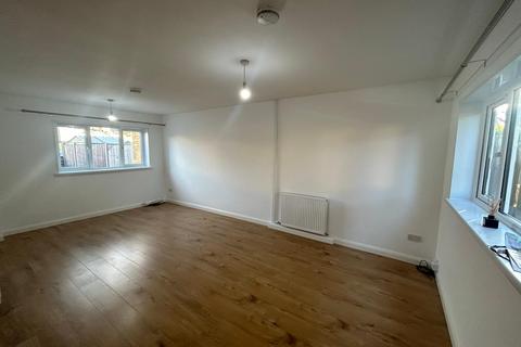 3 bedroom terraced house to rent, Burgess Walk, York, YO24