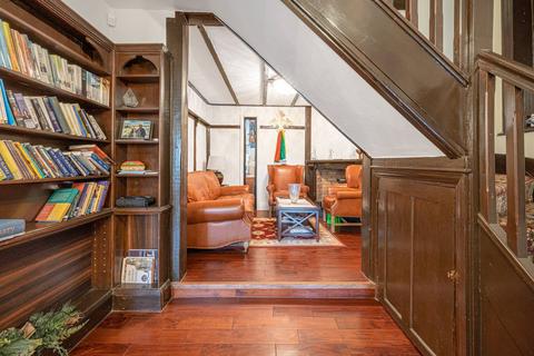 12 Argyle Road, London, N12 8JA