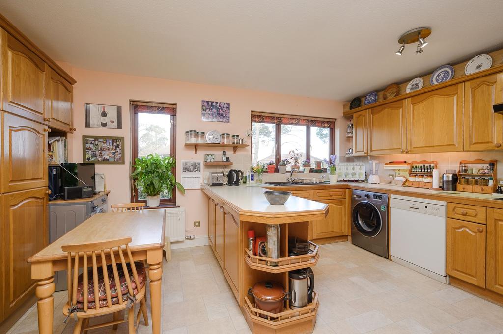The Gables, Oxshott, KT22 3 bed apartment £2,250 pcm (£519 pw)