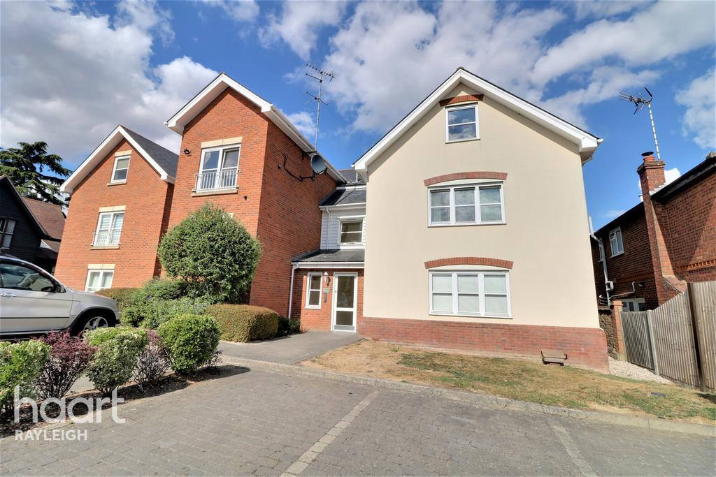Eastwood Road, Rayleigh 2 bed flat for sale £280,000