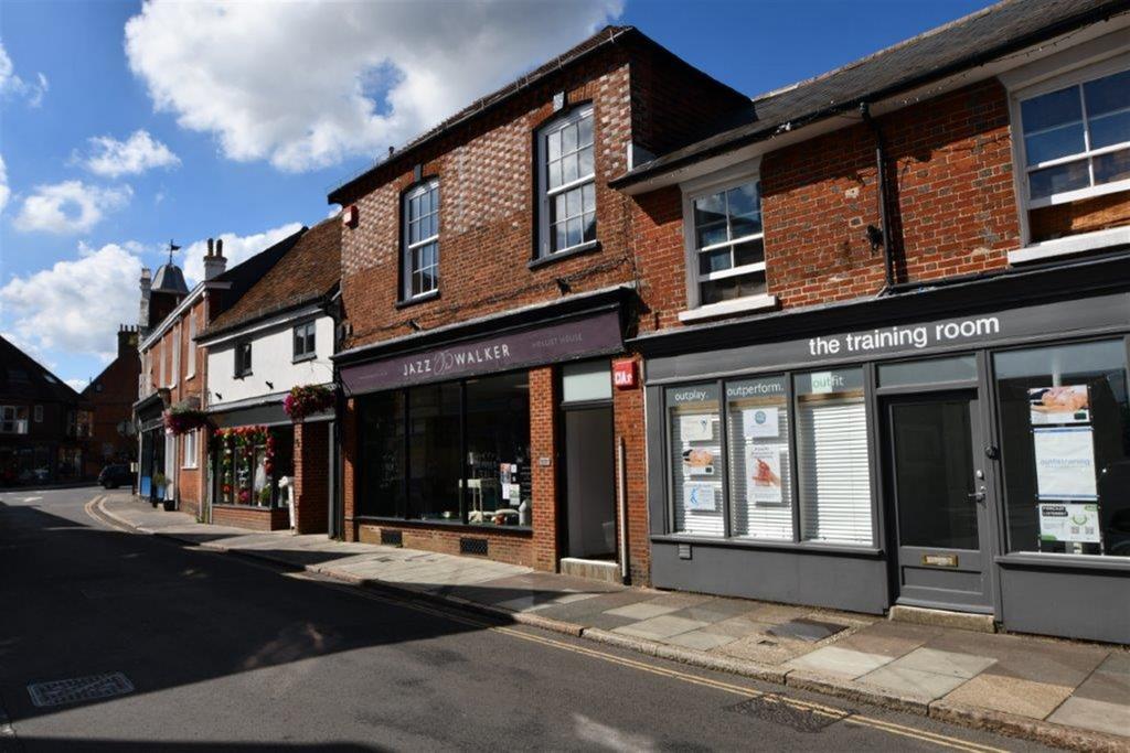 West Street, Midhurst GU29 2 bed apartment to rent £1,250 pcm (£288 pw)