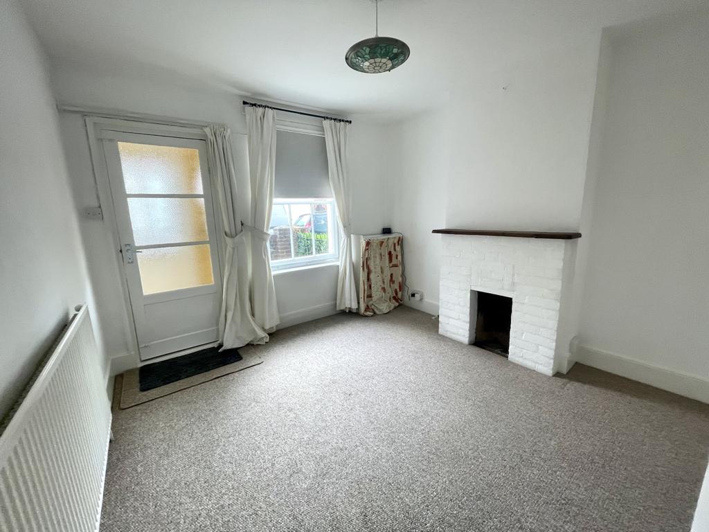 Westfield Road, Lymington, Hampshire... 2 bed terraced house £1,100